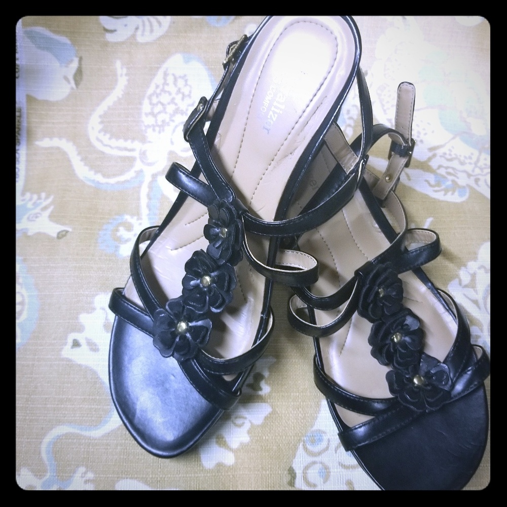 ⬇️3/$25 bundle 🏷 Naturalizer size 9 black sandals